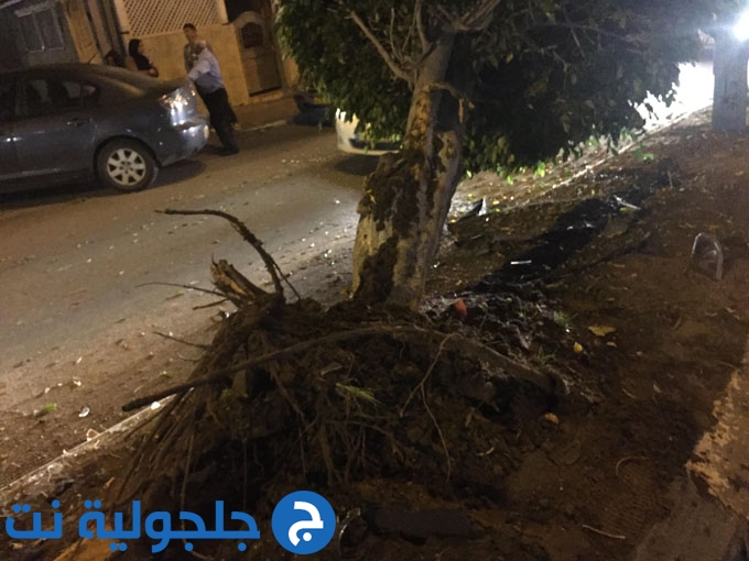 انقلاب سيارة جراء اصطدامها بشجرة في جلجولية